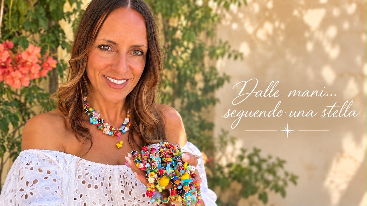 Elisa di Estella Creazioni con una collana di perline colorate fatta a mano